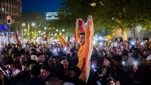 Tausende türkischstämmige Fußballfans haben in Berlin den Gewinn der türkischen Meisterschaft für Galatasaray Istanbul gefeiert