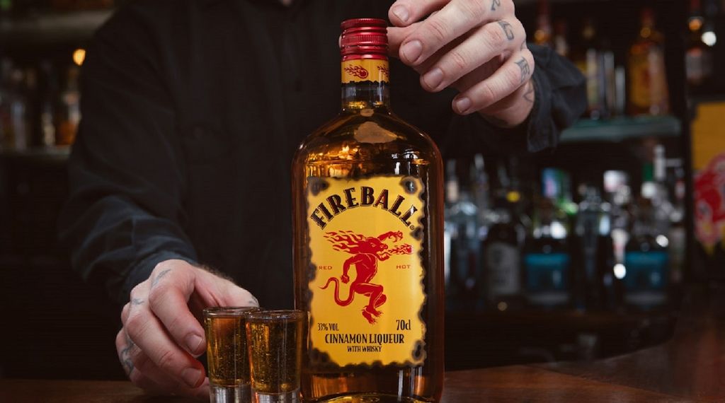 Langweilige Vatertagsfeiern? Fireball startet den ultimativen “Vibe Check” in Berlin