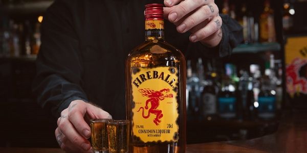 Langweilige Vatertagsfeiern? Fireball startet den ultimativen “Vibe Check” in Berlin