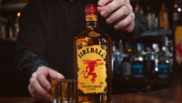 Langweilige Vatertagsfeiern? Fireball startet den ultimativen “Vibe Check” in Berlin