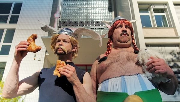 Asterix und Obelix vorm Weddinger Jobcenter: Premiere der neuen GWSW-Folge 