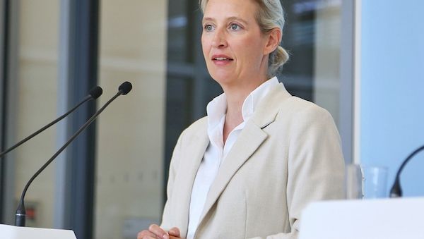 Juli Zeh würde mit Alice Weidel diskutieren