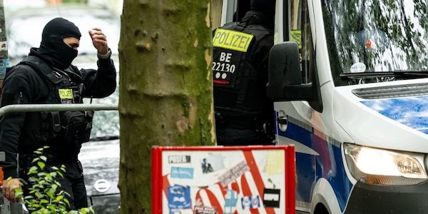 Großrazzia gegen «Schutzgeld»-Bande – Neun Männer gefasst