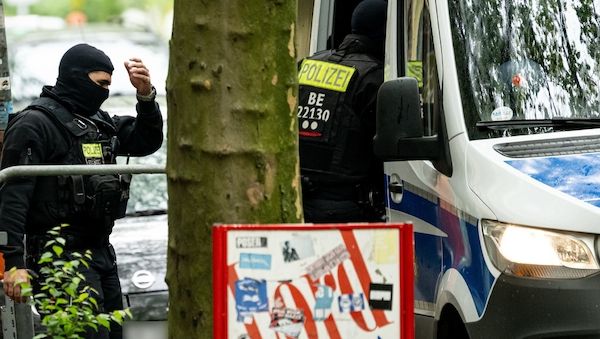 Großrazzia gegen «Schutzgeld»-Bande – Neun Männer gefasst