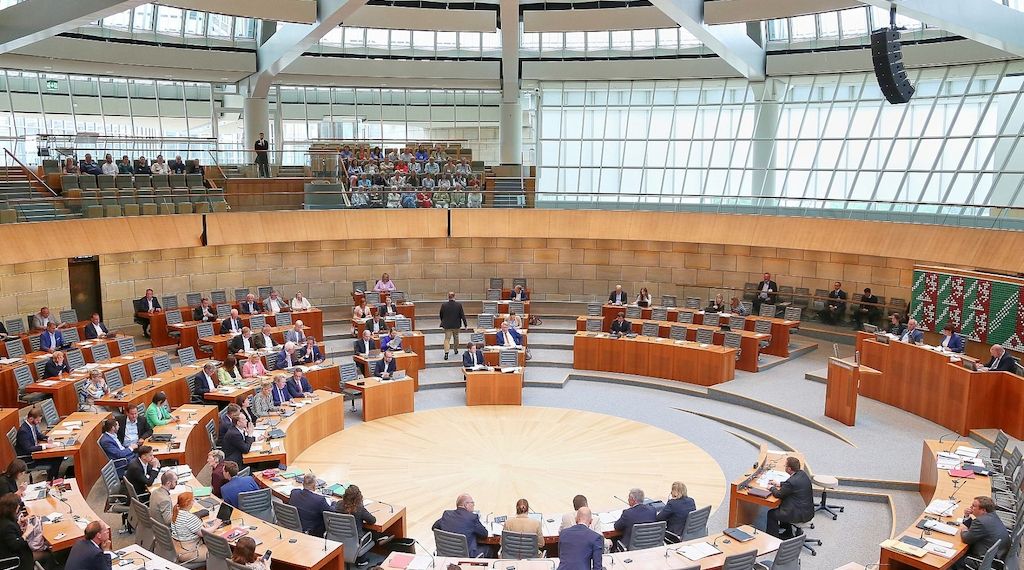 NRW-Landesregierung beantwortet Anfragen aus Landtag oft zu spät