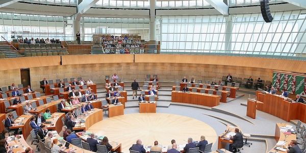NRW-Landesregierung beantwortet Anfragen aus Landtag oft zu spät