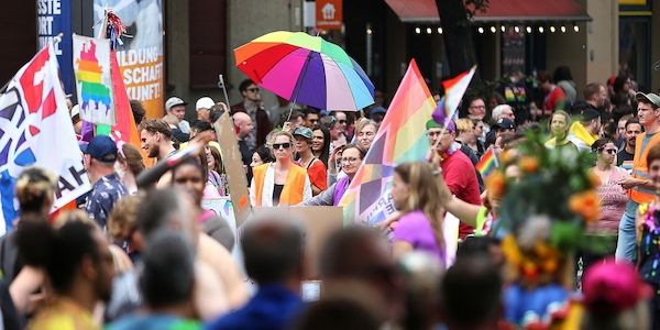 Linke fordert besseren Schutz queerer Menschen