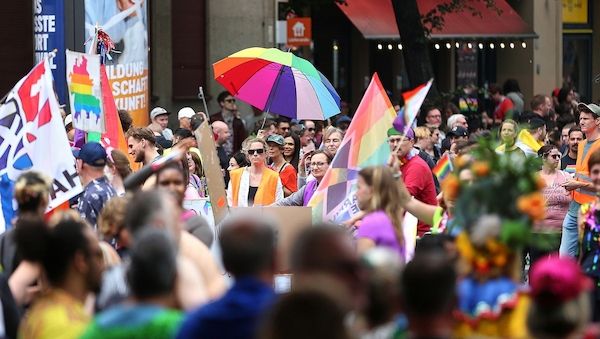 Linke fordert besseren Schutz queerer Menschen