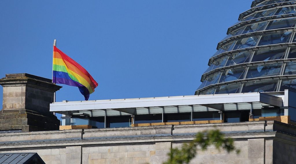Regenbogenflagge am Bundestag gehisst