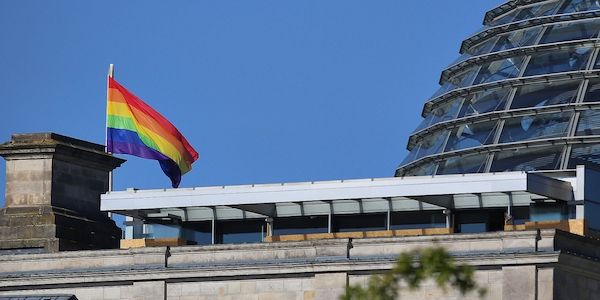 Regenbogenflagge am Bundestag gehisst
