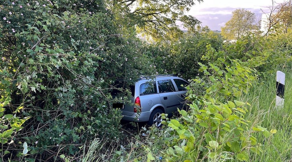 Betrunkener Autofahrer ohne Führerschein flüchtet auf A 52 vor Polizei
