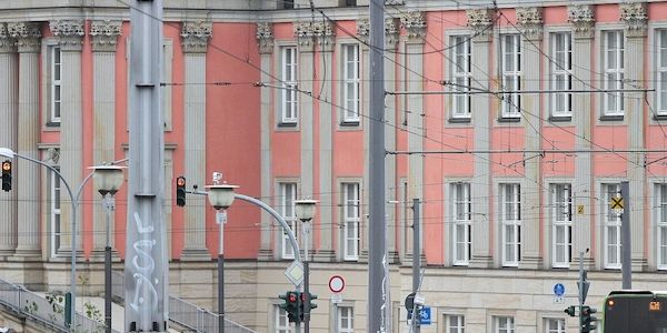 Regenbogenflagge im Landtag gehisst