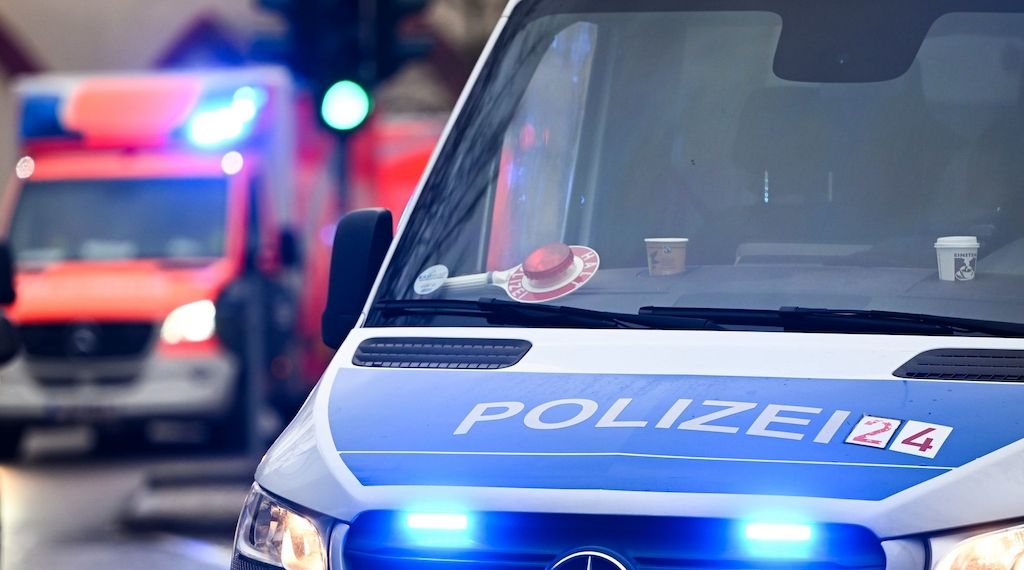 Ast auf Gruppe in Berlin gefallen: 33-Jährige schwer verletzt