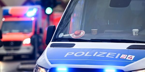 Ast auf Gruppe in Berlin gefallen: 33-Jährige schwer verletzt