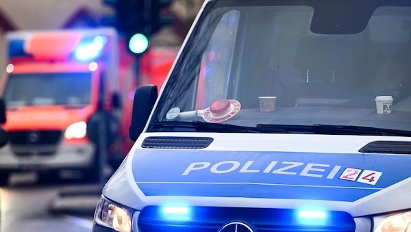 Ast auf Gruppe in Berlin gefallen: 33-Jährige schwer verletzt