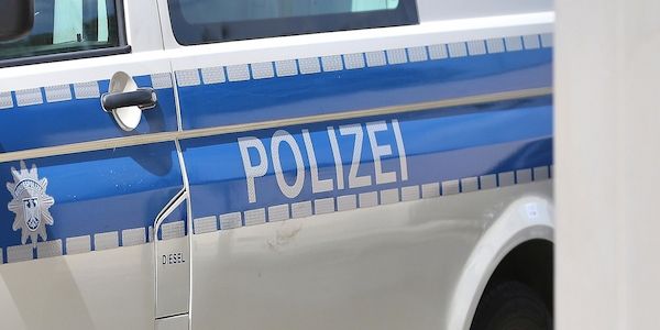 Schwerer Unfall auf L259: Pkw prallt gegen Baum