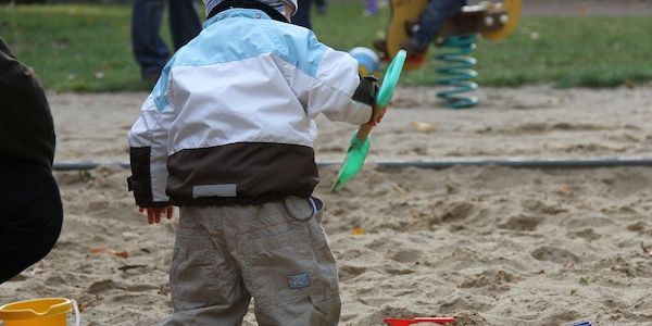 Ricarda Lang kritisiert Sparpläne beim Elterngeld