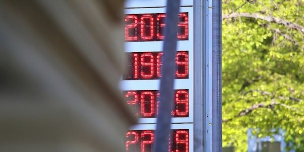 Preis für Super E10 wieder über zwei Euro