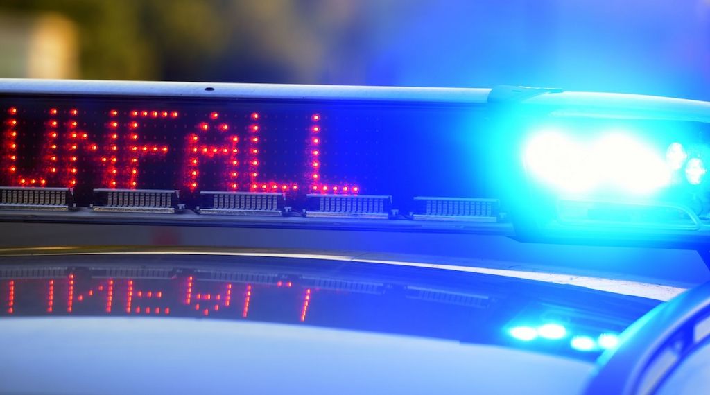Lkw schleift Motorradfahrer hunderte Meter in Berlin-Schöneberg mit