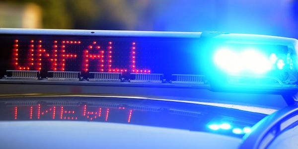 Lkw schleift Motorradfahrer hunderte Meter in Berlin-Schöneberg mit