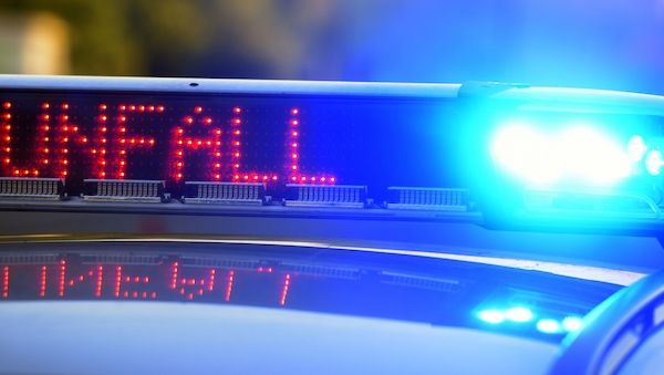 Lkw schleift Motorradfahrer hunderte Meter in Berlin-Schöneberg mit