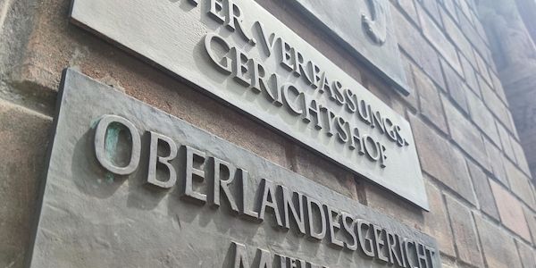 Urteil gegen Mitglieder der Kaiserreichsgruppe: Haftstrafen und Bewährung