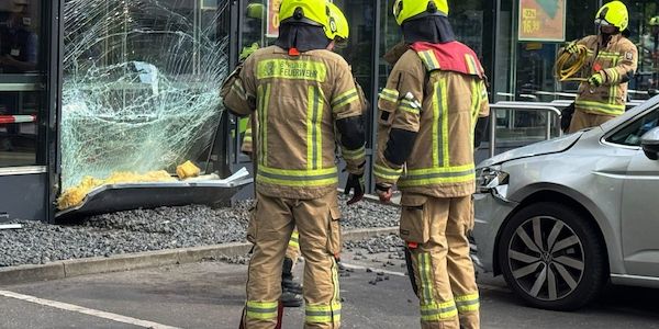 Berlin-Reinickendorf: Auto fährt in Berliner Supermarktfassade – zwei Verletzte