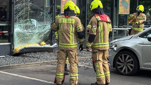 Berlin-Reinickendorf: Auto fährt in Berliner Supermarktfassade – zwei Verletzte