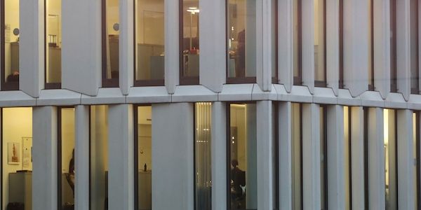 Umfrage: Deutsche Konzerne fordern mehr Präsenz im Büro