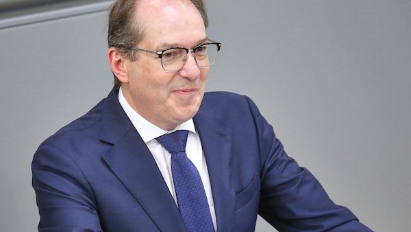 Dobrindt will Abschiebungen von Straftätern beschleunigen