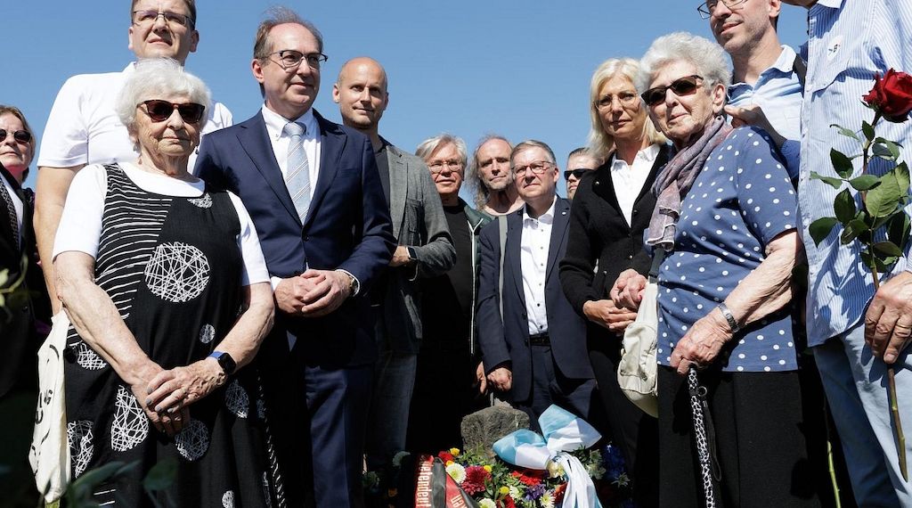 Scharf und Dobrindt gedenken Opfer des Brünner Todesmarschs