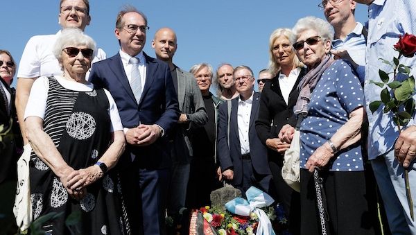 Scharf und Dobrindt gedenken Opfer des Brünner Todesmarschs