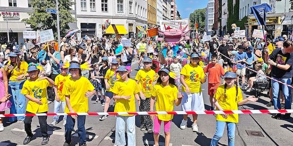 30. Kinderkarneval der Kulturen zieht durch Berlin-Kreuzberg