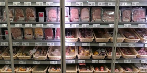 Hoeneß sortiert Würstchen in Supermärkten