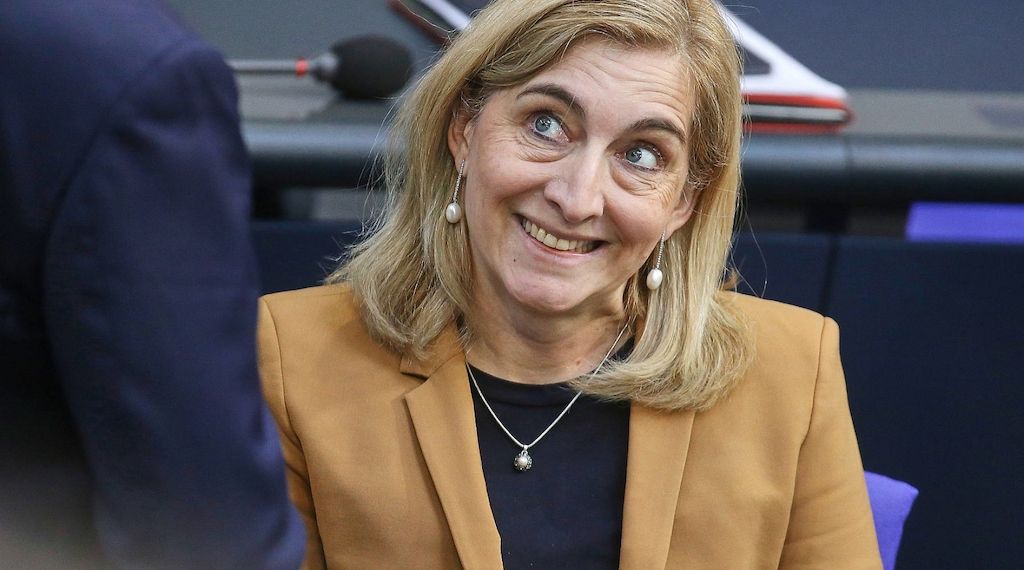 Warken will Kinderlose in Pflegeversicherung stärker belasten