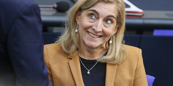 Warken will Kinderlose in Pflegeversicherung stärker belasten
