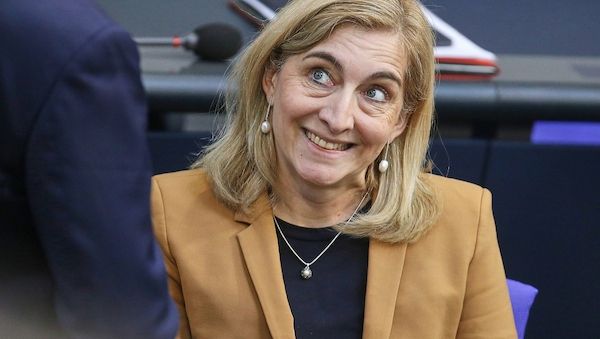 Warken will Kinderlose in Pflegeversicherung stärker belasten