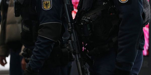 Zwei Männer greifen Sicherheitsdienst im Stuttgarter Hauptbahnhof an