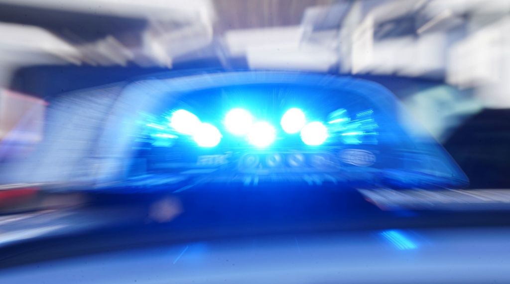 Berlin-Tempelhof: Autofahrer missachtet Rot und rammt E-Scooter