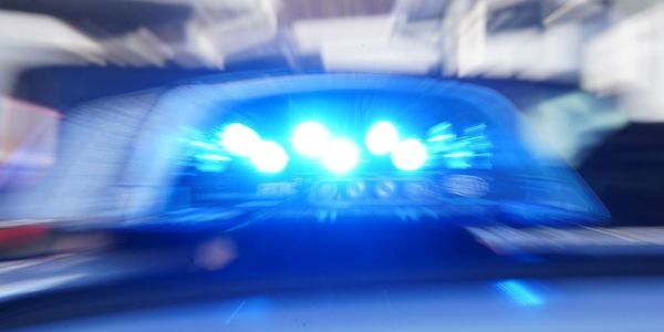 Berlin-Tempelhof: Autofahrer missachtet Rot und rammt E-Scooter