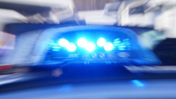 Berlin-Tempelhof: Autofahrer missachtet Rot und rammt E-Scooter