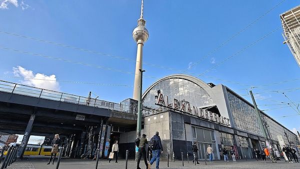 Berlin-Alexanderplatz: Fünf Festnahmen nach Körperverletzung und Widerstand