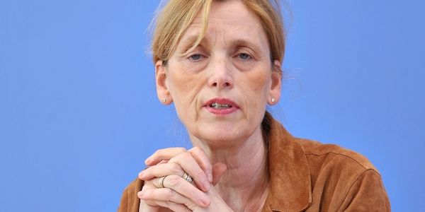 Prien verlangt von "Demokratie leben"-Programm mehr Wirksamkeit
