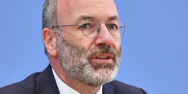 Weber drängt auf schnellen Beschluss zu Abschiebezentren