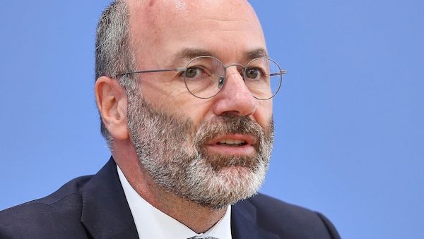 Weber drängt auf schnellen Beschluss zu Abschiebezentren