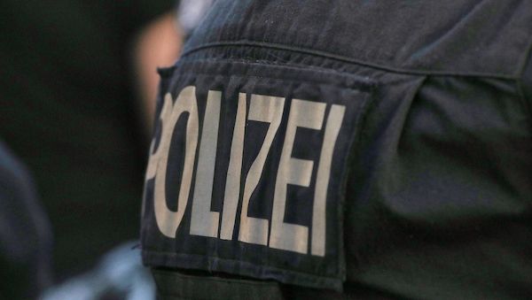 Mann in Düsseldorf von Straßenbahn mitgeschleift