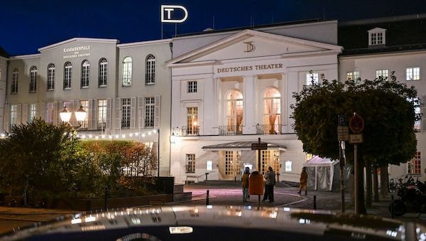 Das Deutsche Theater in Berlin spielt nun auch draußen