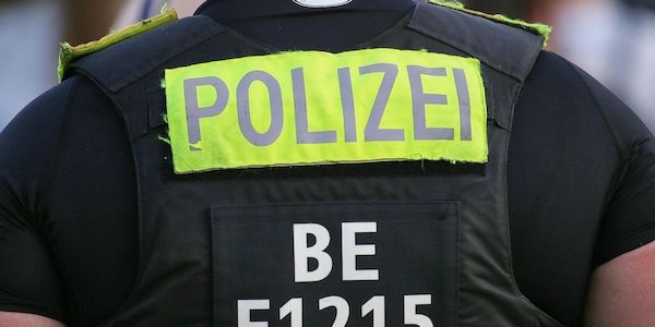 Rassistische Beleidigung und tätlicher Angriff auf Polizeibeamte in Wedding