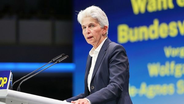 Strack-Zimmermann: Kandidatur erst zwei Tage vorher beschlossen