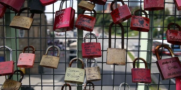 Standortfreigabe in Beziehungen: Jeder Siebte teilt dauerhaft